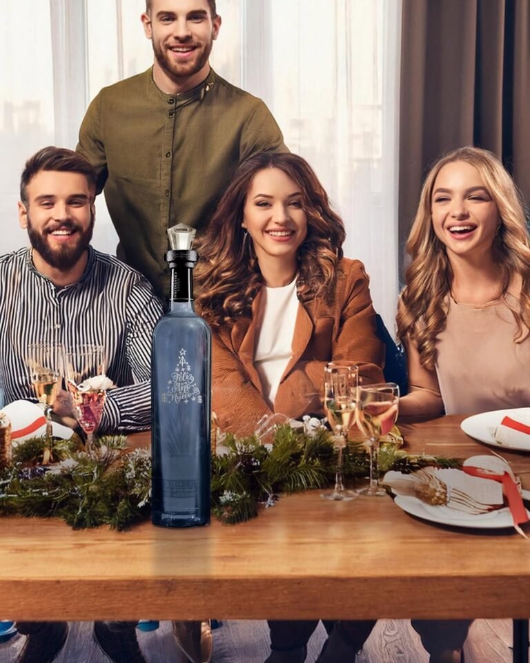 Familia celebrando con una botella de tequila personalizado grabada como regalo